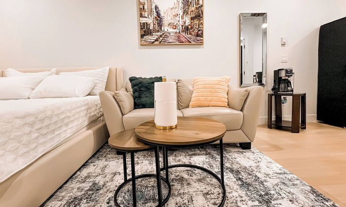 Langford House | Tastefully furnished new studio in Bear Mountain