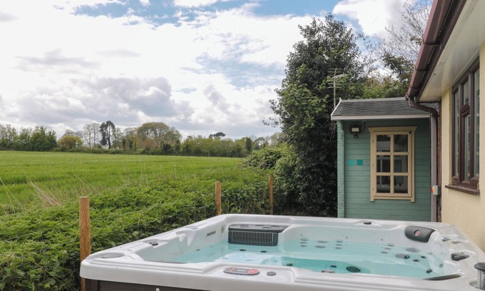 Bridgwater House | TE PAPA, family friendly, with hot tub in North Petherton