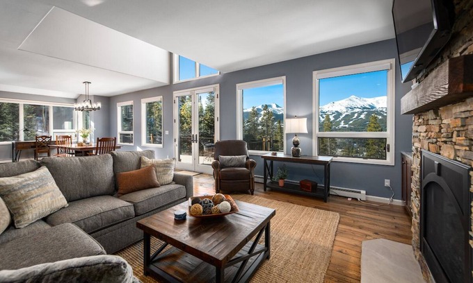 Forest Hills House | Ten Peaks Lookout Home: Incredible Views, Hot Tub