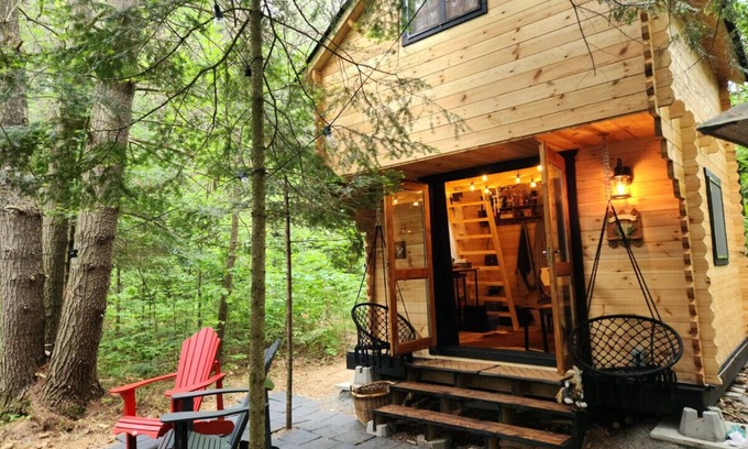 Bracebridge House | Teremok Log Cabin & Cedar Hot Tub & Sauna on Wood