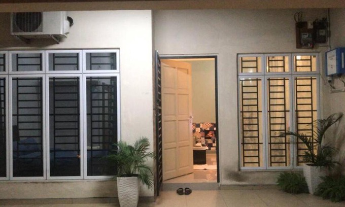 Taman Pelangi House | Terrace house near Stulang Laut CIQ Midvalley KSL for 7Pax