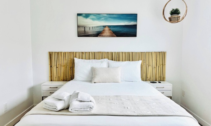 Ocean Beach Apartment | Terrific 2-bedroom apartment 2 blocks from the Beach AC