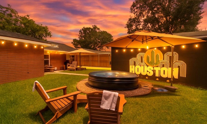 Westbury House | Texan Backyard Vibes l Cowboy Pool & BBQ l Pet-Friendly