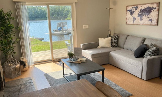 Uncasville House | Thames River Cottage · Near Casinos - USCGA