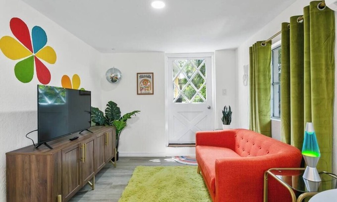 Seminole Heights Apartment | That 70s Themed Apt Close to Coffee, Food and Shops