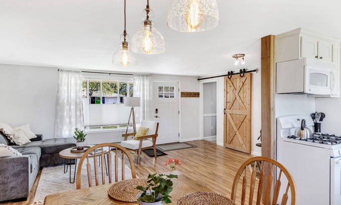 Airport Heights Community Council House | The Anchorage: 3bedroom, 4 bed, 1 bath house in Airport Heights.