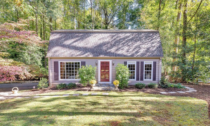 Drayton House | The Artist's Bungalow Cozy 2-bedroom house surrounded by woods in Spartanburg