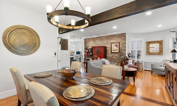 St. Marks Condo | 🎖The Ashmont Suite - Close to Subway + Downtown🎖