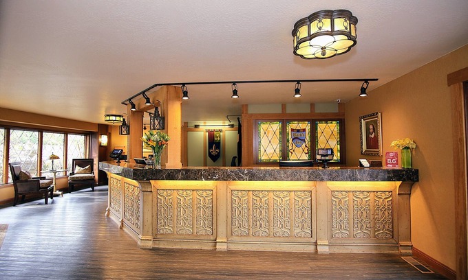 Historic Downtown District Hotel | The Bard's Inn, BW Signature Collection by Best Western