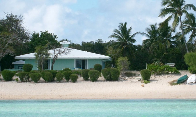 South Palmetto Point House | The Barefoot Beach House sits on a sandy beach
