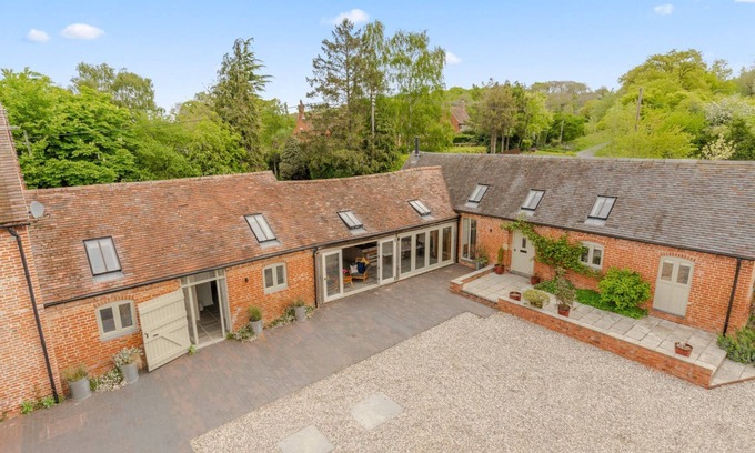 Callow Hill House | The Barn at Kington Grange - sleeps 6 guests in 3 bedrooms