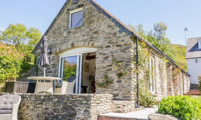 Graigfechan Cottage | THE BARN AT WAEN Y FFYNNON, pet friendly, with open fire in Ruthin