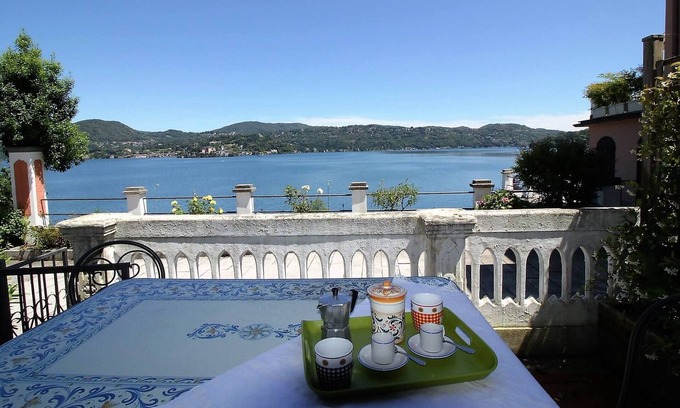 Pella Apartment | The Beach Indipendent Apartment View Lake!