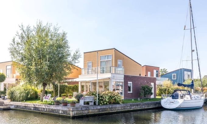 Oude-Tonge House | The beautiful, tranquil corner location, surrounded by green landscape and with electrical patio cov