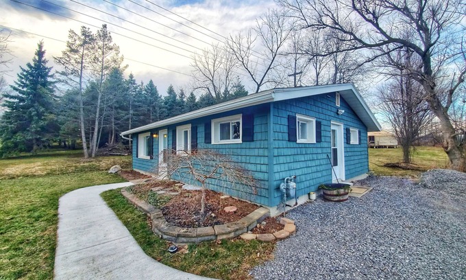 Canandaigua House | The bungalow @ T. Spex Eyewear is a cozy, convenient stay in Canandaigua!