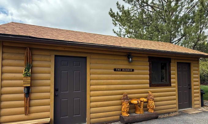 Idaho Falls Cabin | “The Bunkie” sleeps 6 in Ririe, has AC