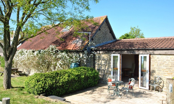 Templecombe House | The Byre lovely stone barn in rural location on the Somerset and Dorset Border
