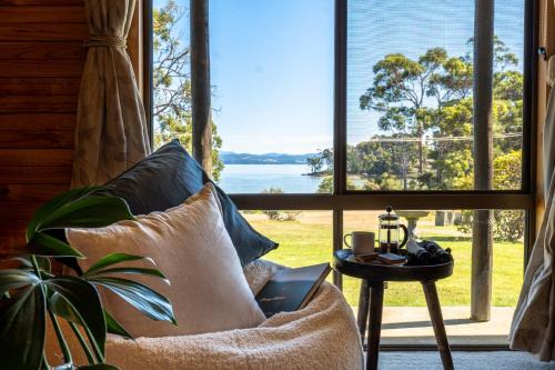 Lunawanna House | The Cabin By the Sea - Cosy Waterfront Getaway