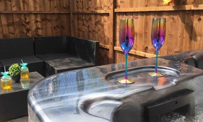 Borrowash Apartment | The Cabin, A cosy compact private detached converted outbuilding + Hot Tub