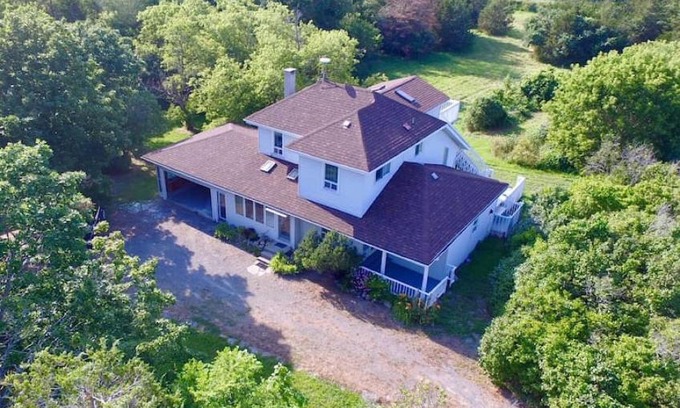 Bongard Bed & Breakfast | The Cameron Cottage-Sleeps 10