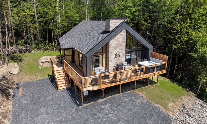 Saint-Philemon Ski Chalet | The Casino Royal-Spa with a pool/poker table