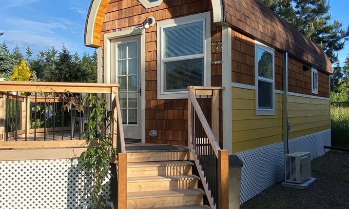 Salem House | The Cat Perch at the "Janelle Rose"7128 SE Salem Oregon