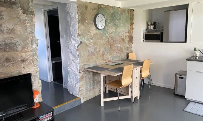 Hobart Central Business District Apartment | "The Cave" West Hobart: eco friendly apartment 🌈 🌱 🏳️⚧️