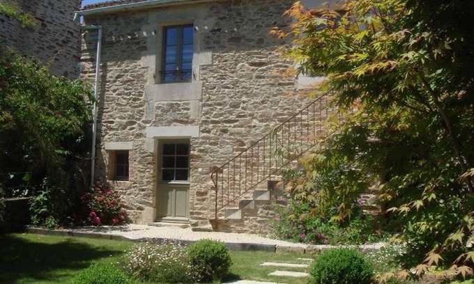 Mareuil-Sur-Lay-Dissais House | The charm at the water's'edge