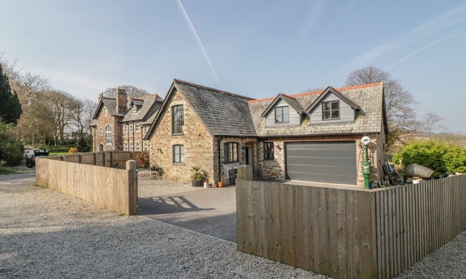 Saint Columb Major Cottage | THE COACH HOUSE, pet friendly, with a garden in St Columb Major