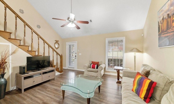 Conyers House | The Conyers Oasis - 10 mins to horse park!