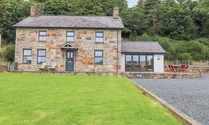 Garn Fadryn Cottage | THE COTTAGE, pet friendly, country holiday cottage in Llaniestyn