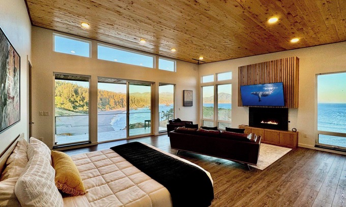 Port Orford Condo | The Cove at Port Orford: Gray Whale Suite