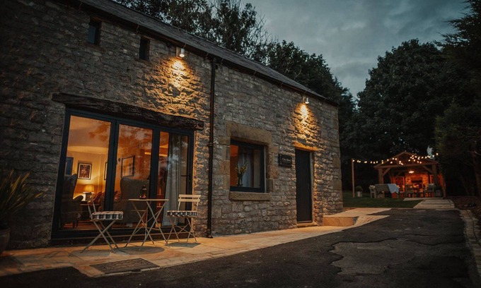 Litton Apartment | The Cow Shed - with panoramic views of Miller's Dale