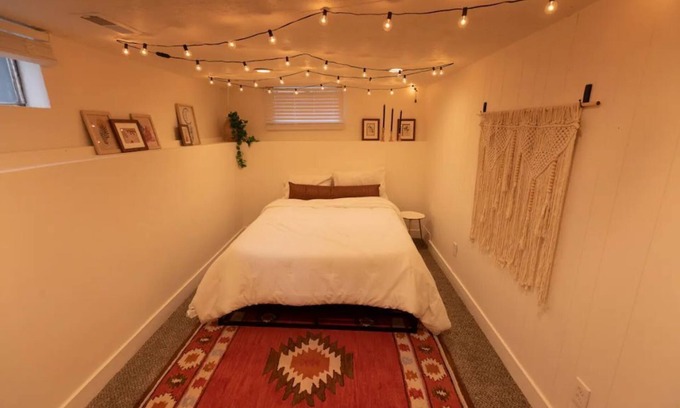 People's Freeway Apartment | The Cozy Casa - Perfect for Long Term Stays.