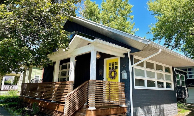 Williamsville House | The Cozy Cottage- a Village gem! Sleeps 7-central location-walk to shop & eat!