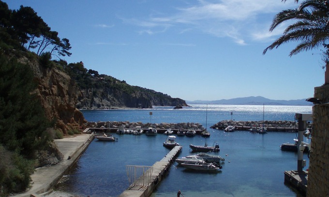 Ensues-la-Redonne Apartment | The creeks, the sea, the hikes and a beautiful apartment with swimming pool.