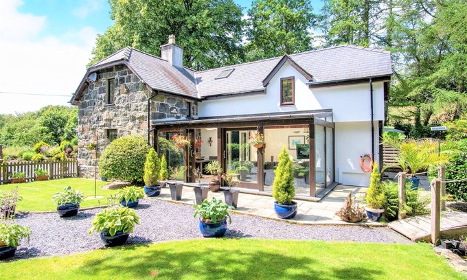 Rhyd-y-clafdy Cottage | THE CROSSING COTTAGE, pet friendly, with open fire in Criccieth