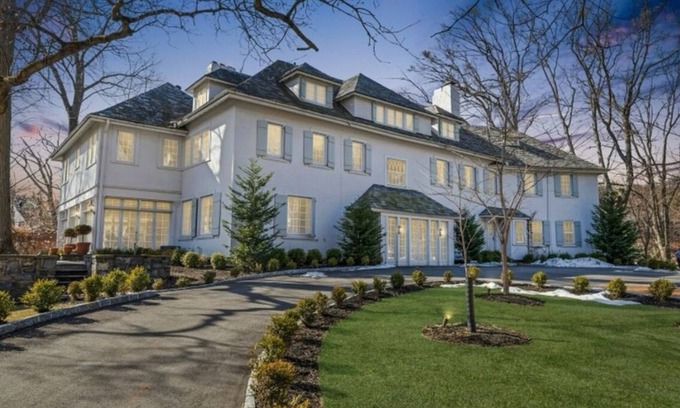 West Orange House | The dinner parties that can be had! 7-bedroom estate in wonderful Llewellyn Park