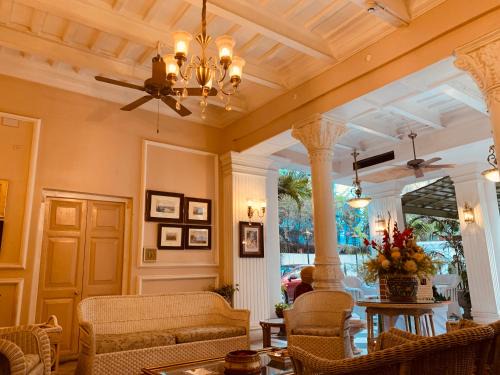 Dharmatala Hotel | The Elgin Fairlawn, Kolkata