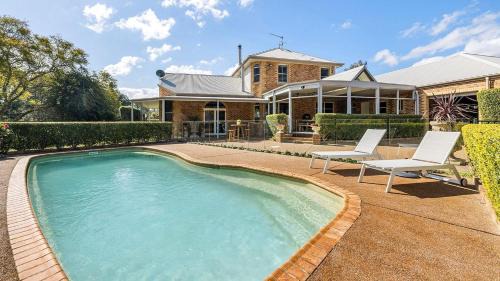 Bobs Farm House | The Entertainer’s Estate with Pool