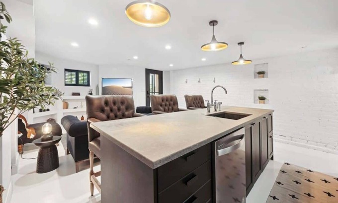 Bloomingdale Apartment | The Evergreen - Parking