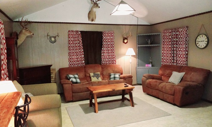 Franklin Cabin | The Franklin Ranch Hunter's Cabin - 35 Minutes from Texas A&M football!