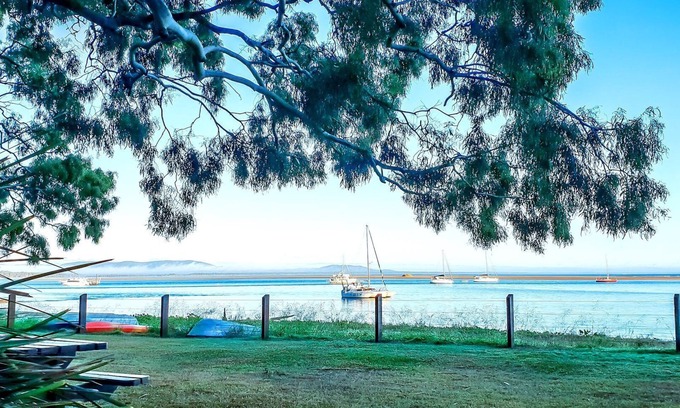 Seventeen Seventy House | The Gallery 1770 waterfront - directly across from a calm water beach, pet welcome