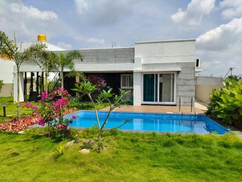 Hosur Apartment | The Garden Escape by StayJadePrivate PoolLawns