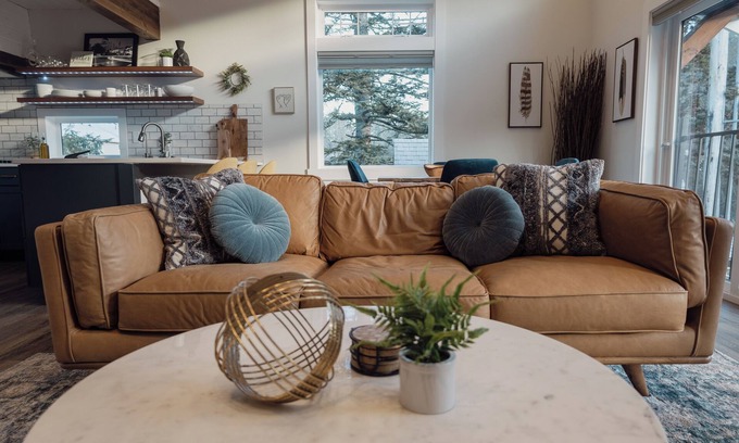 Issaquah House | The Gateway Getaway-peaceful with epic views