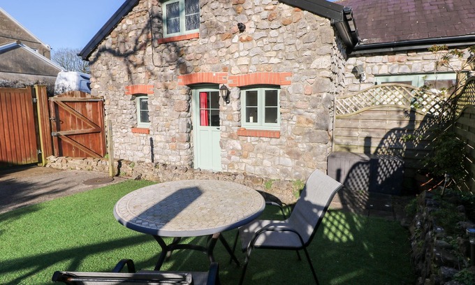 Scurlage Cottage | THE GRANARY, romantic, with a garden in Scurlage