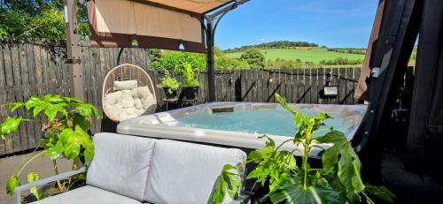 Coatbridge Bed & Breakfast | The Green Monkey Lux Suite at The Grumpy Schnauzer B&B Private Hot Tub, Gym, Breakfast, Stunning!