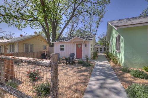 Fredericksburg House | The Grove B Stylish Cottage - Walk to Main