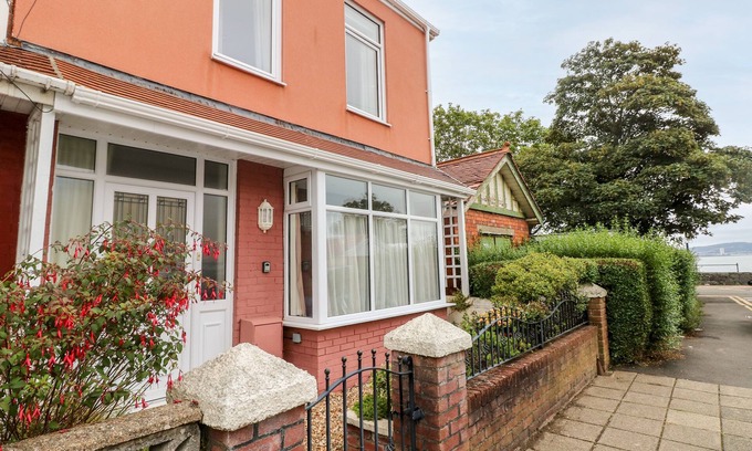 Mumbles Cottage | THE HEADLANDS - GOWER, pet friendly, with a garden in The Mumbles