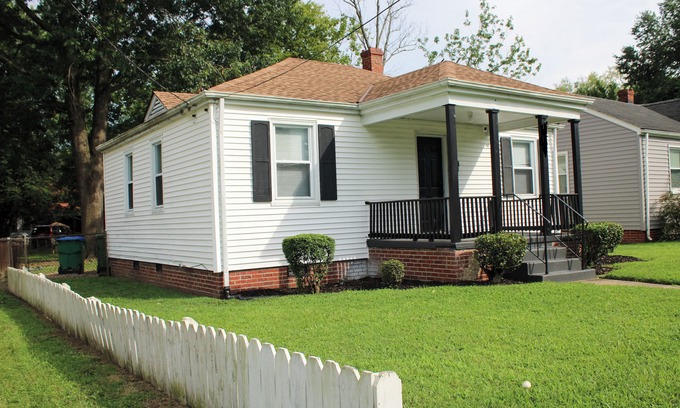 Mosby House | The heart of Richmond Charming 2-bedroom house with WiFi, AC Free parking